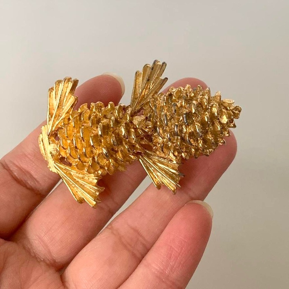 Gold tone vintage pinecone belt buckle